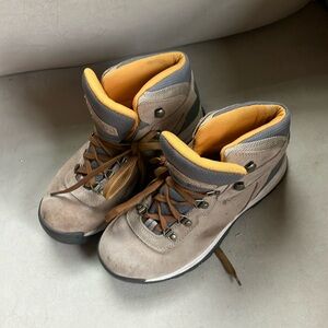 Woman’s Columbia boots